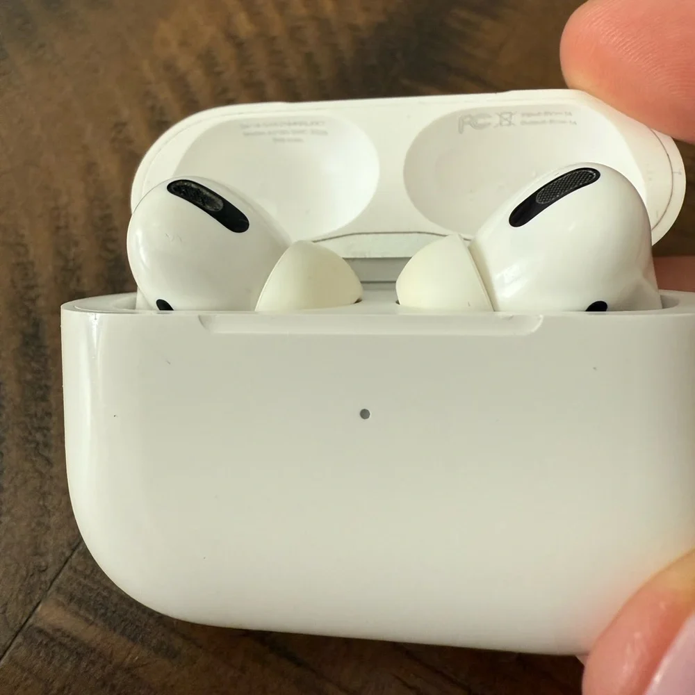Airpods Pro 1st Gen- Wireless Earbuds with Charging Case - White